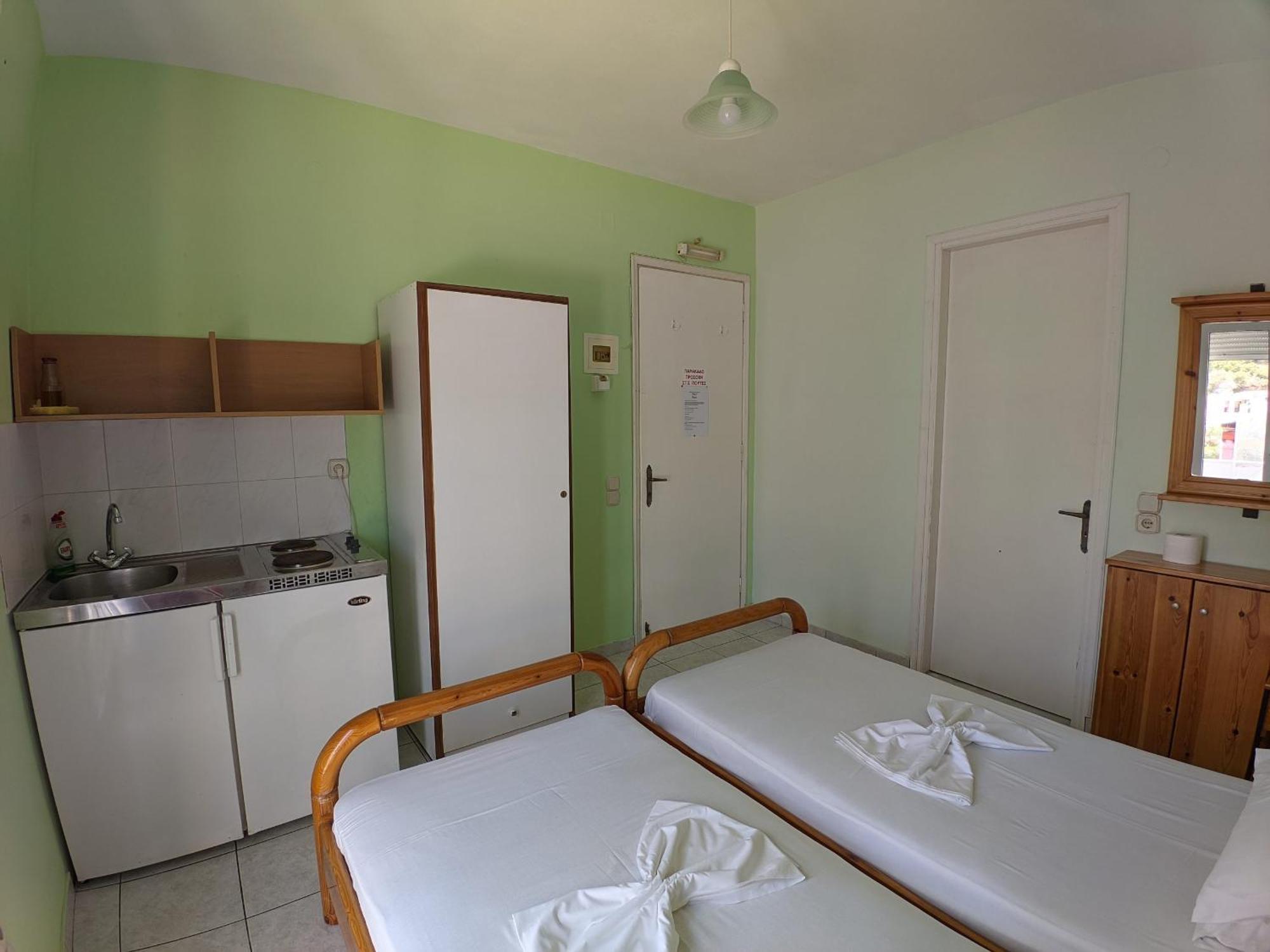 Elena Studios Tarti Luaran gambar